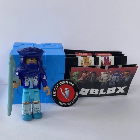 Roblox STAR SORORITY WINTER HUNTER Series 9 Frozen Bow & Quiver Virtual Code Toy - Picture 10 of 10